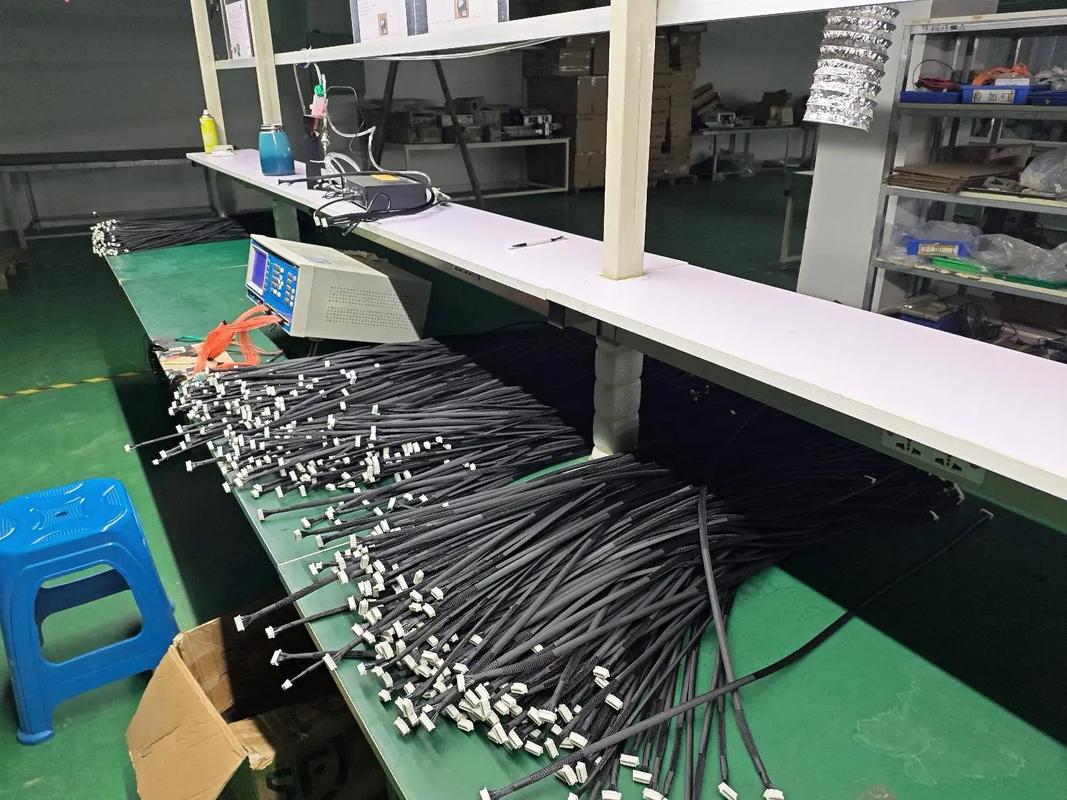 周末的工匠時光 車間一角中的電子產品線束手工活